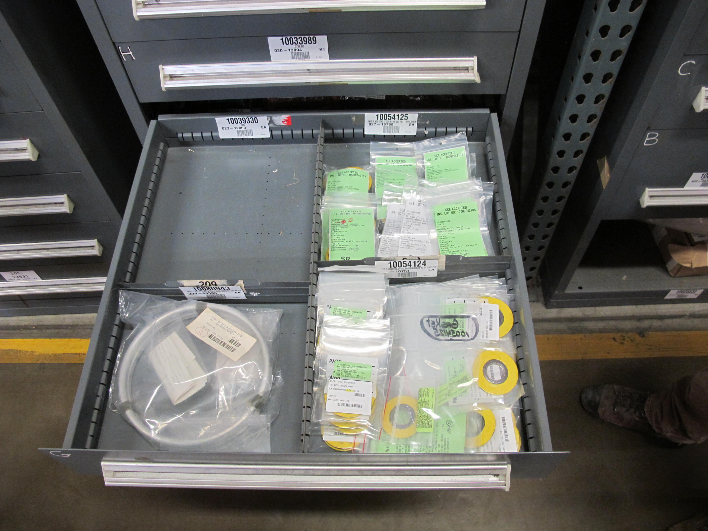 STANLEY VIDMAR HEAVY DUTY 11-DRAWER PARTS CABINET W/ CONTENTS (W-50) LOADING & HANDLING FEE $25-